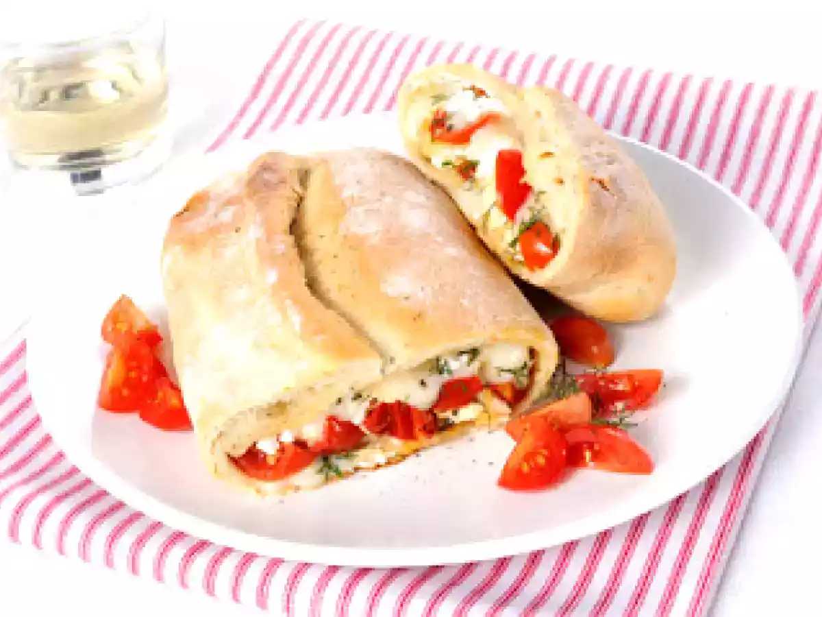 Rotolo di pizza con ricotta, scamorza e pomodorini
