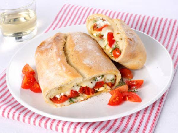 Rotolo di pizza con ricotta, scamorza e pomodorini