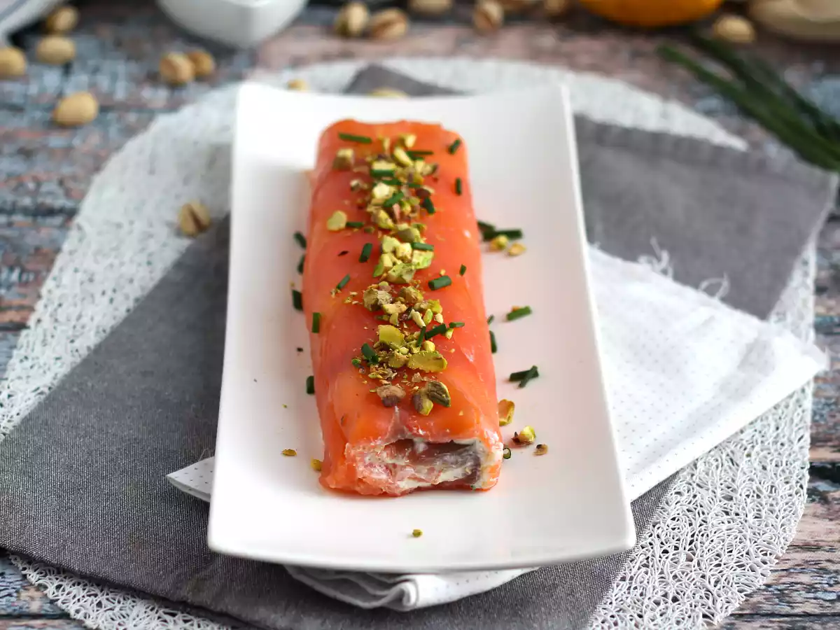 Rotolo di salmone con ricotta e pistacchi