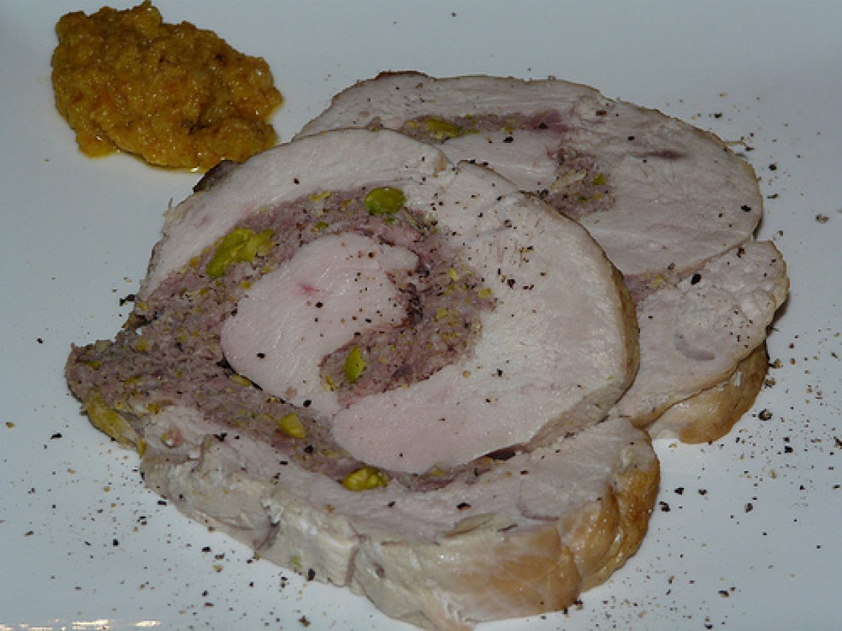 Rotolo di tacchino arrosto con farcia ricca ai pistacchi