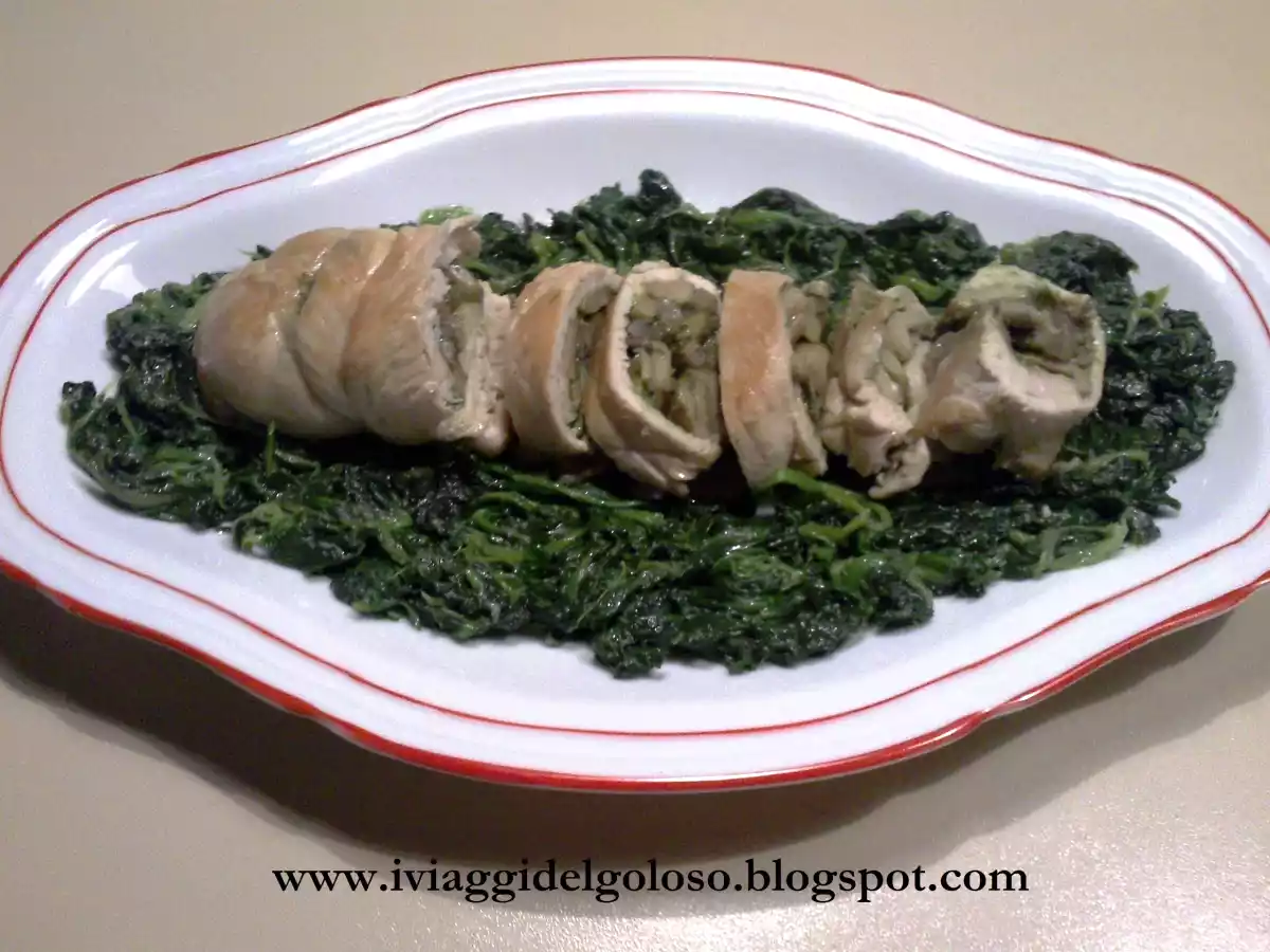 ROTOLO DI TACCHINO CON FUNGHI SU LETTO DI SPINACI