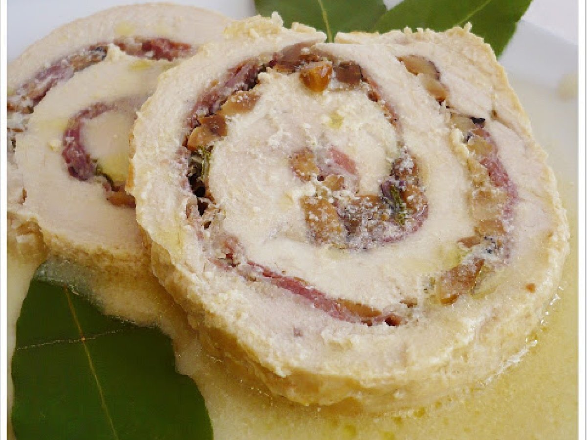 Rotolo di tacchino con pancetta e nocciole