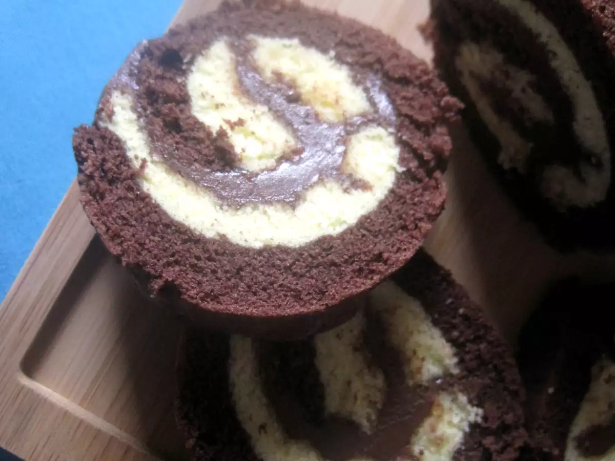 Rotolo girella bicolore farcito con crema alle nocciole - foto 2