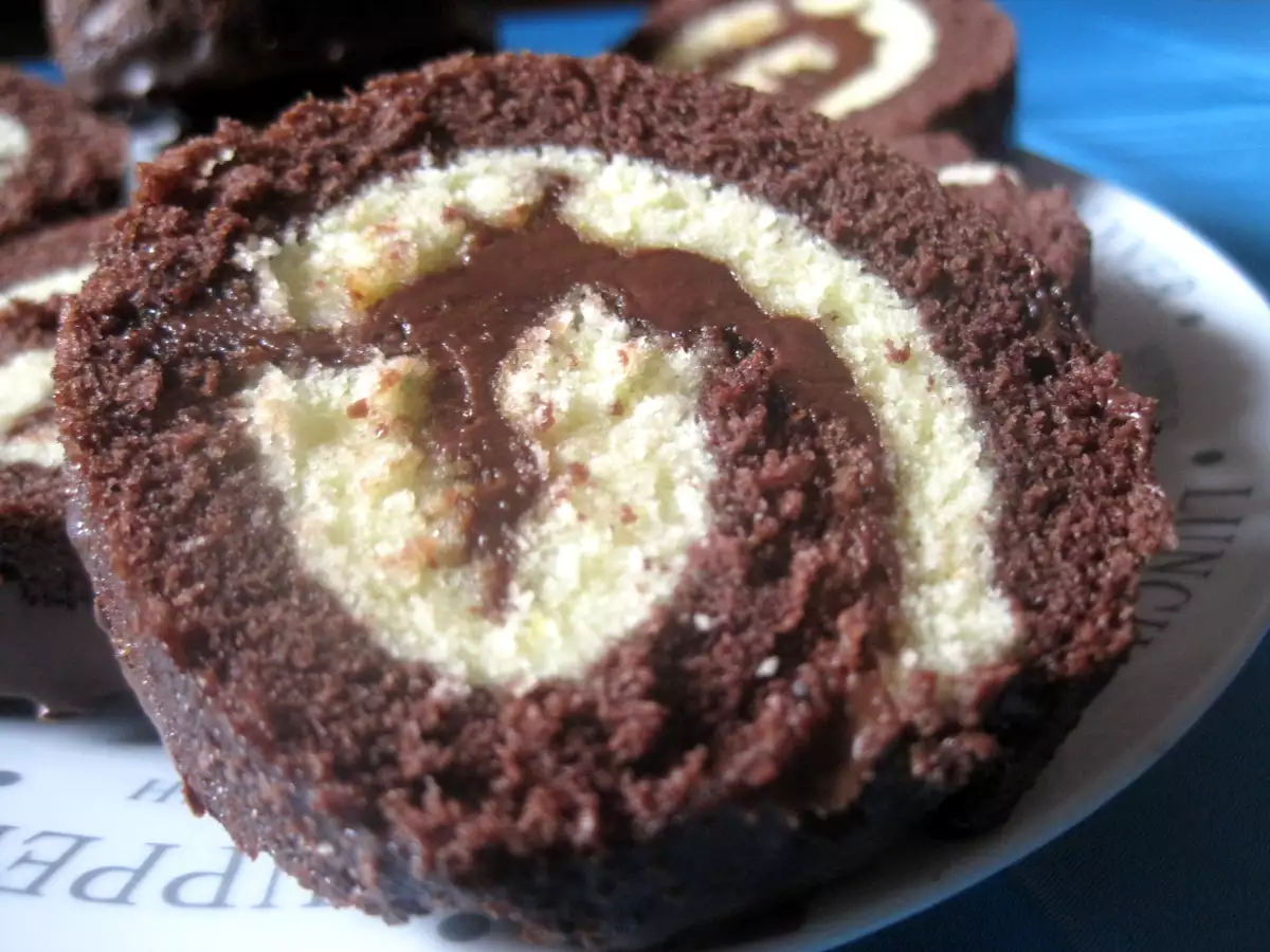 Rotolo girella bicolore farcito con crema alle nocciole - foto 8