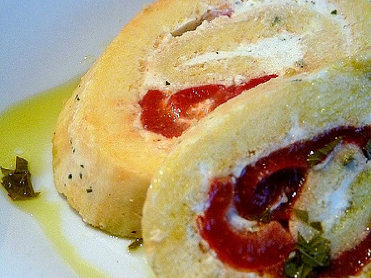 Rotolo salato con peperoni e formaggio alle erbe