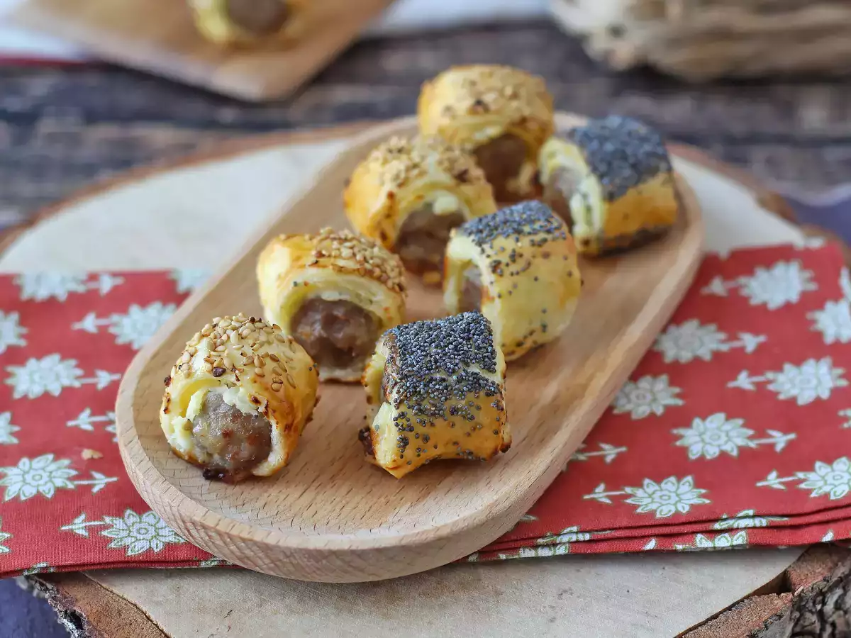 Rustici di salsiccia e formaggio in friggitrice ad aria