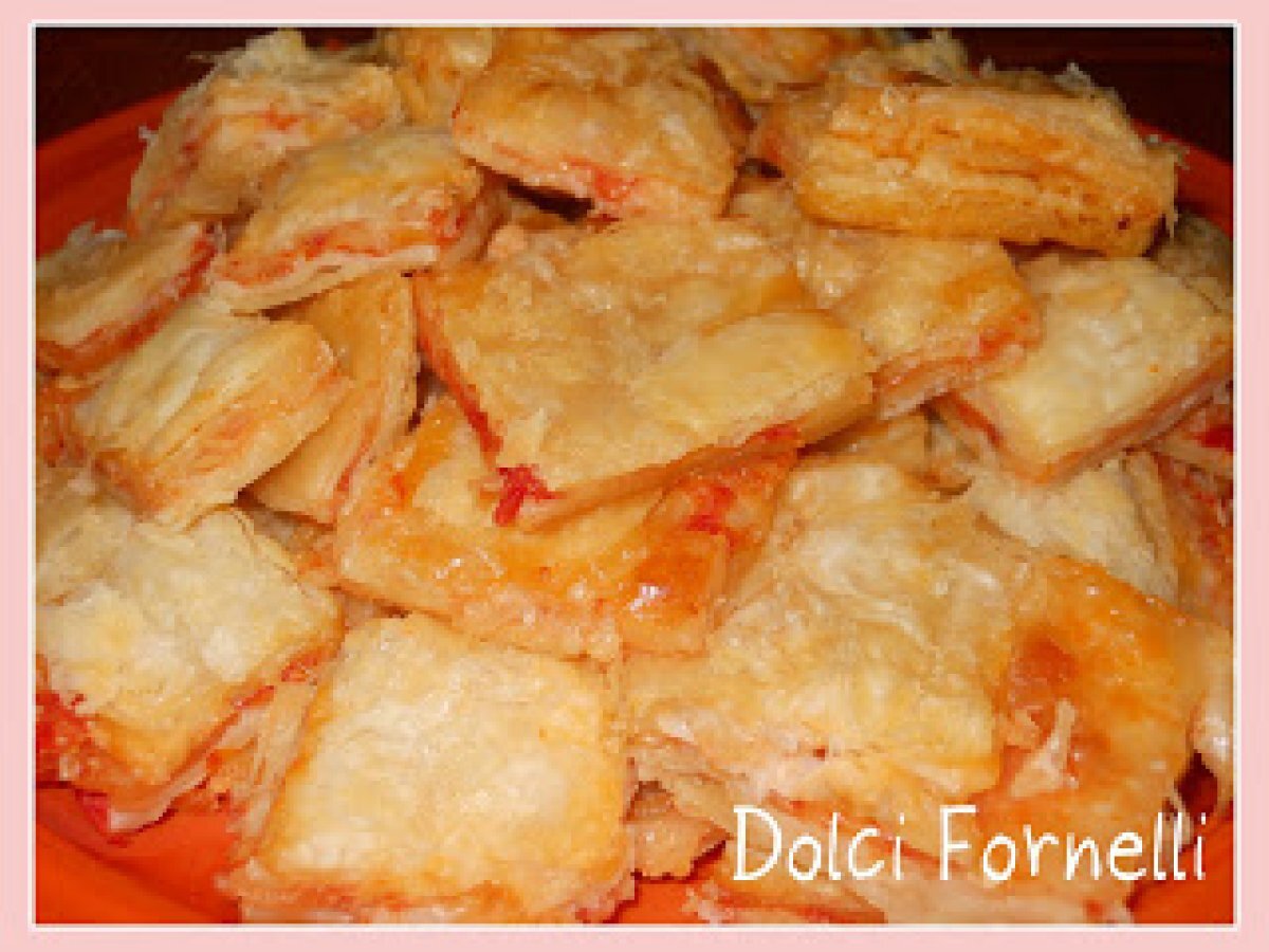 Rustici di sfoglia con pomodoro e mozzarella
