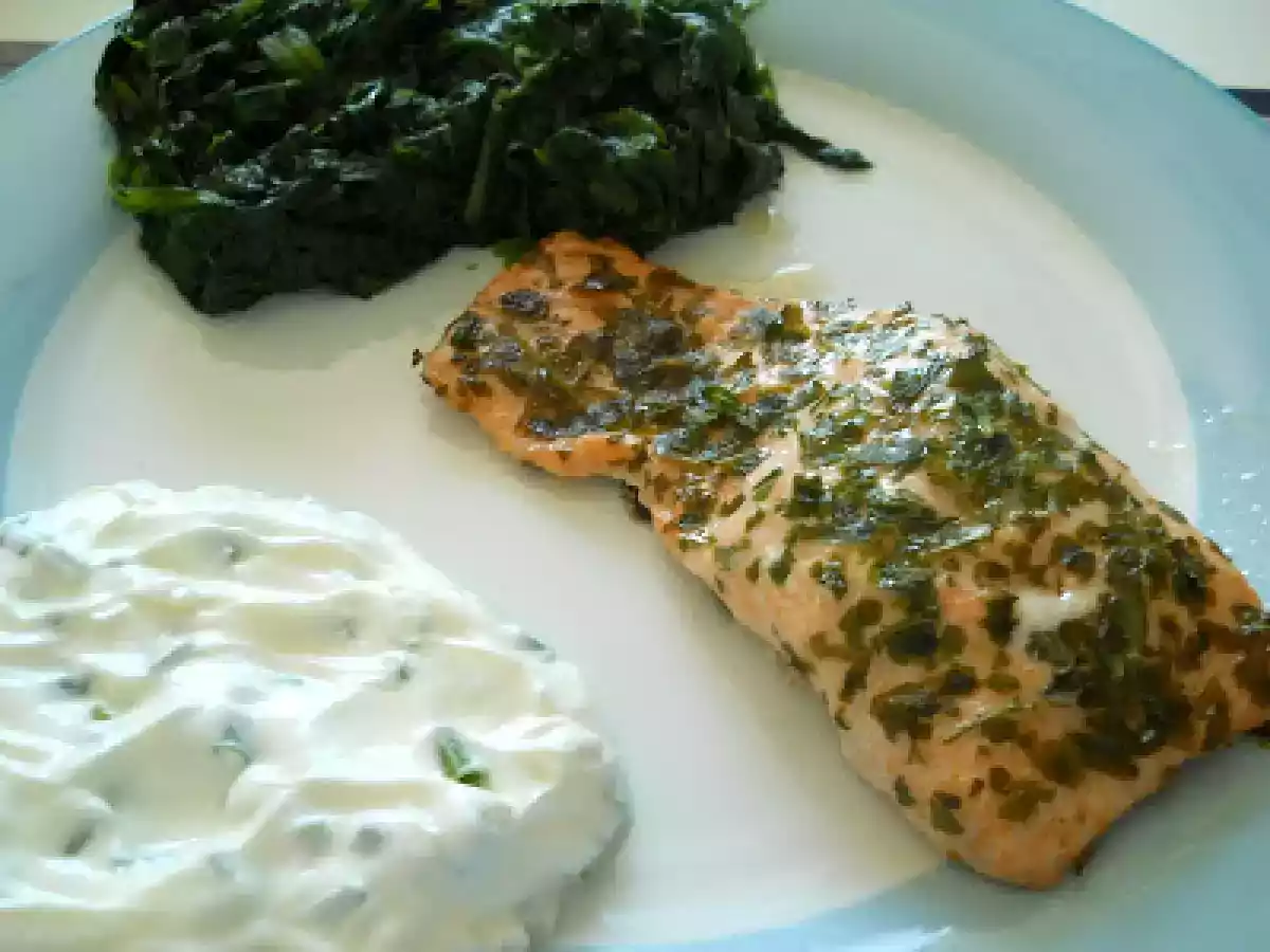 SALMONE AL FORNO CON SALSA YOGURT E SPINACI SALTATI AL BURRO SALATO