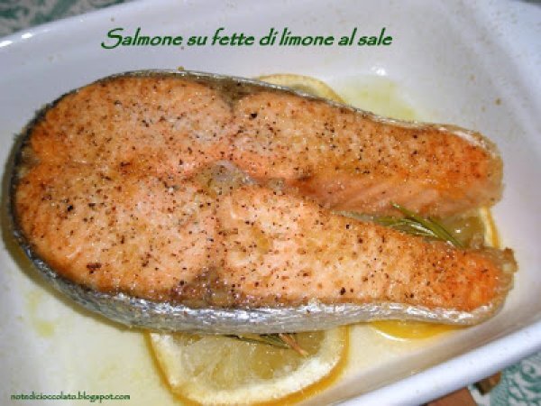 Salmone al forno su fette di limone al sale