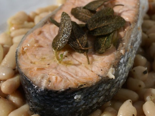 Salmone su letto di fagioli cannellini al profumo di salvia fritta