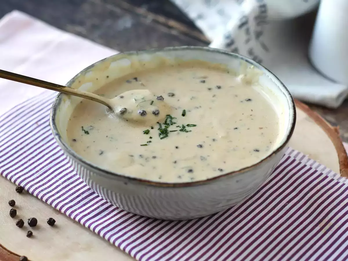 Salsa al pepe fatta in casa: ricetta facile, cremosa e perfetta per la carne - foto 4