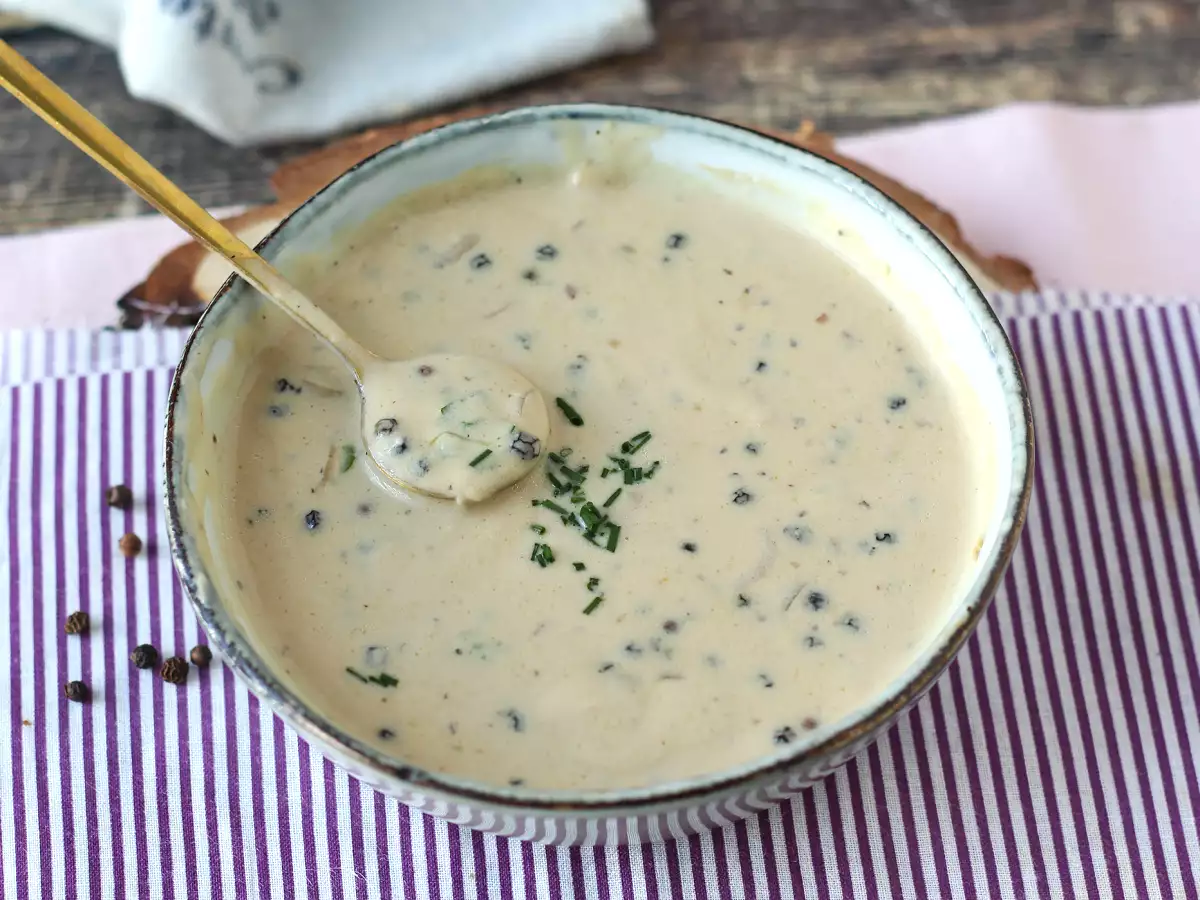 Salsa al pepe fatta in casa: ricetta facile, cremosa e perfetta per la carne - foto 5