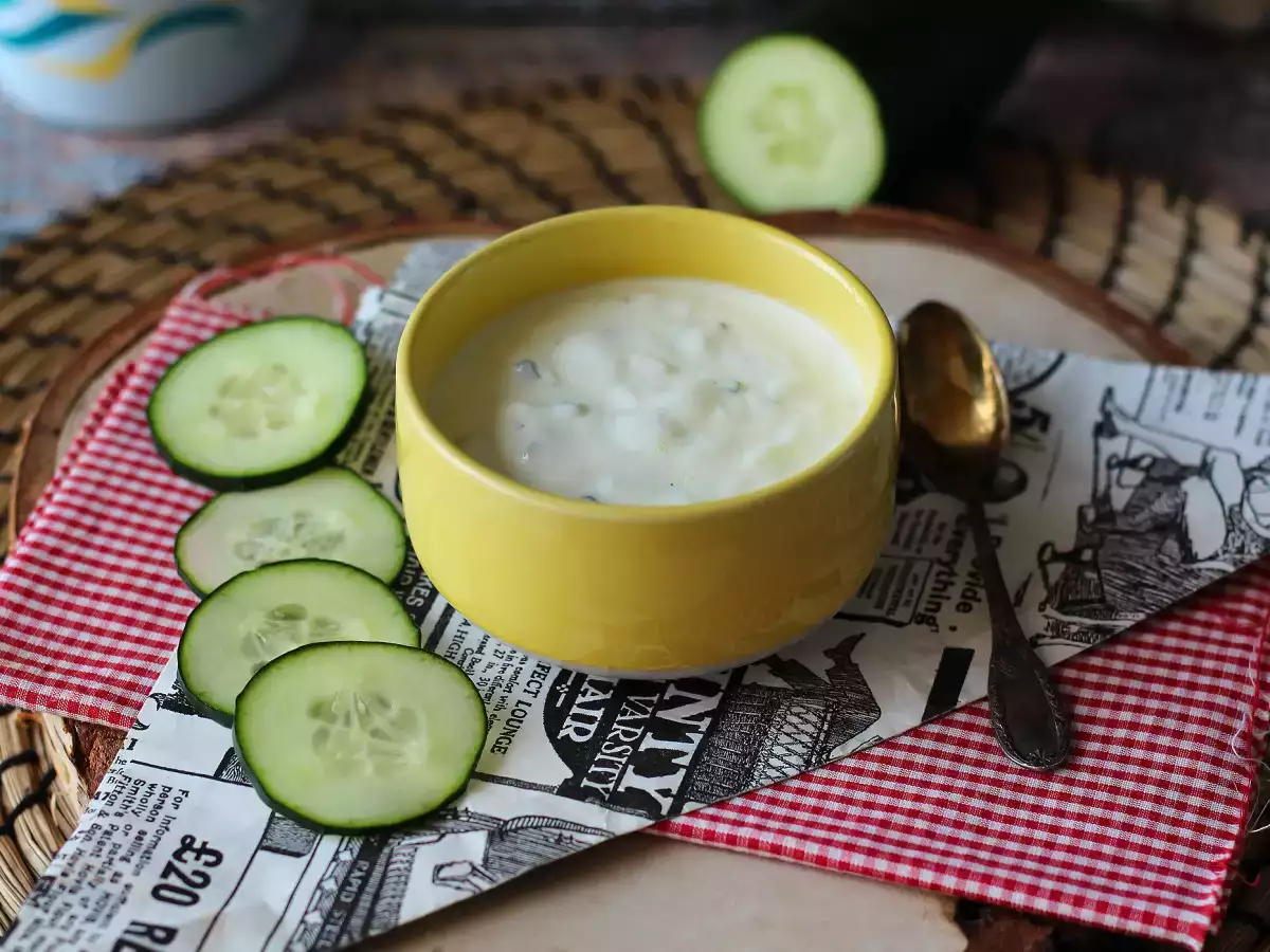 Salsa allo yogurt greco, cetrioli e cipolla