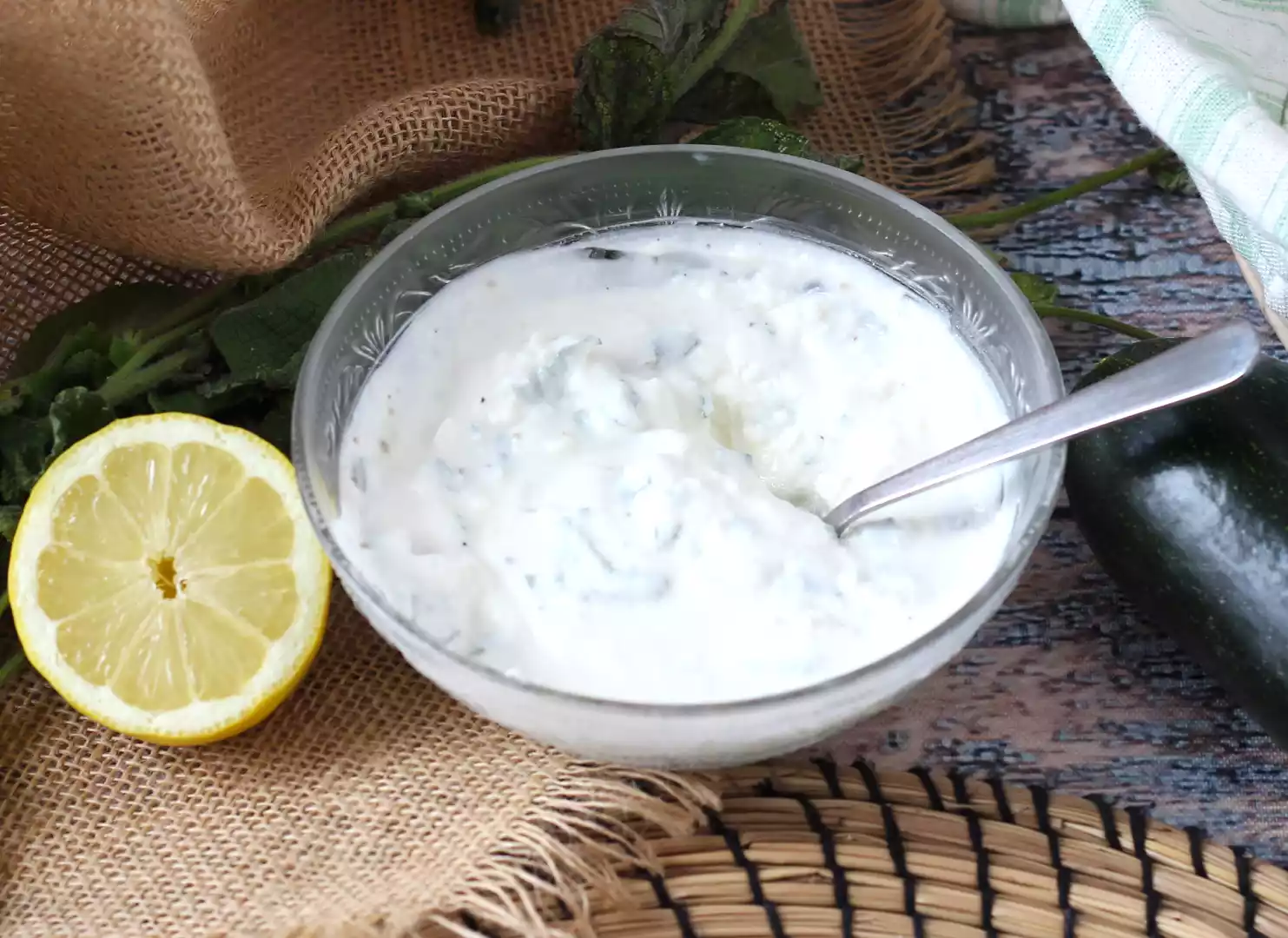 Salsa con yogurt greco, feta e menta