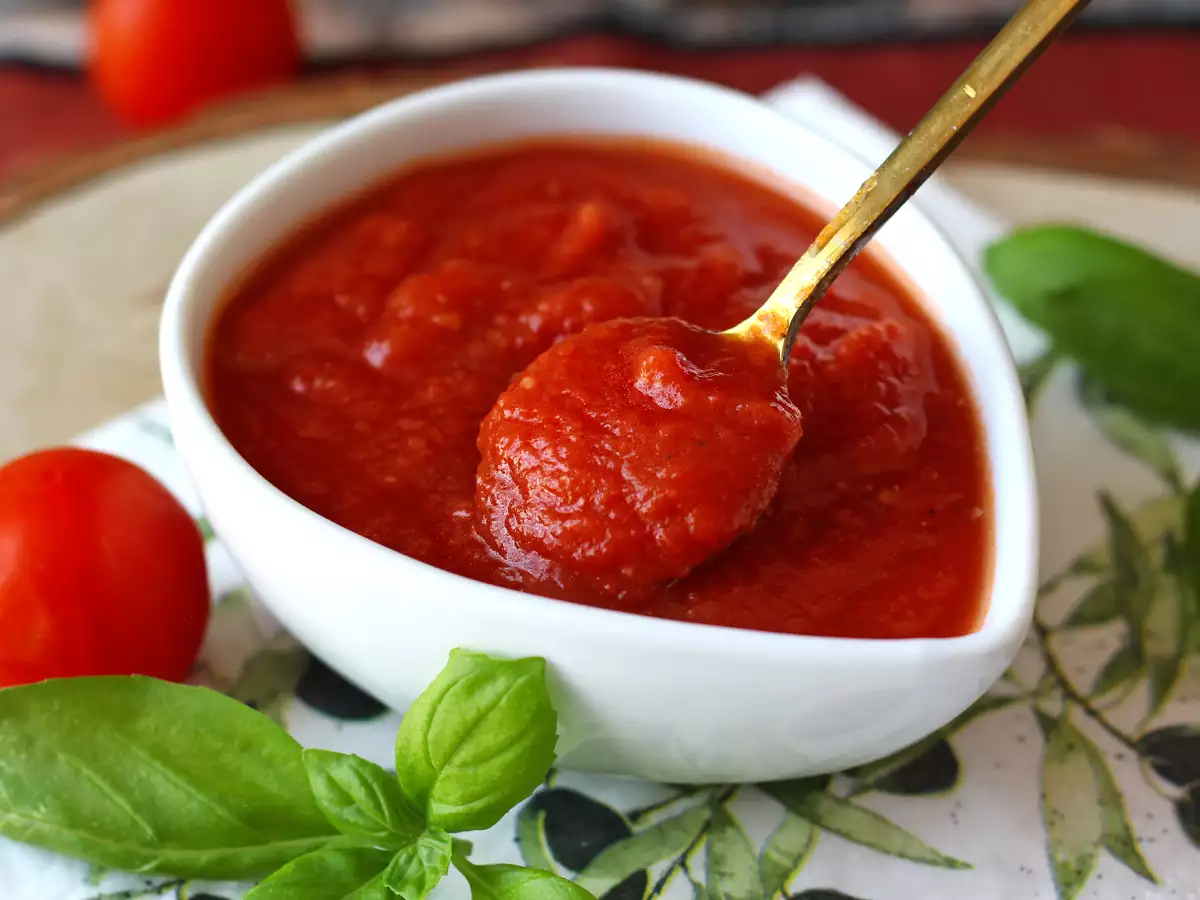 Salsa di pomodoro cruda per pizza e pinsa: ricetta facile, veloce e super gustosa
