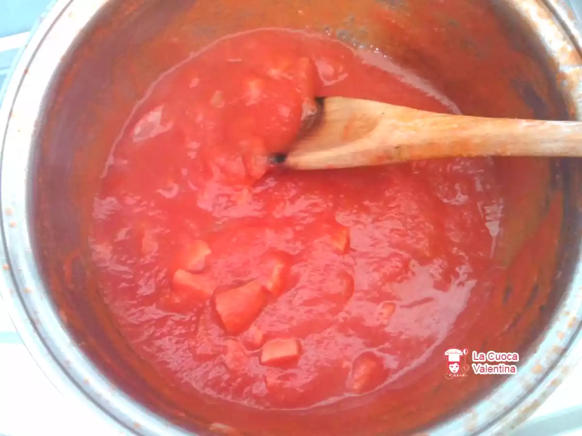 Salsa di pomodoro e pelati con wurstel