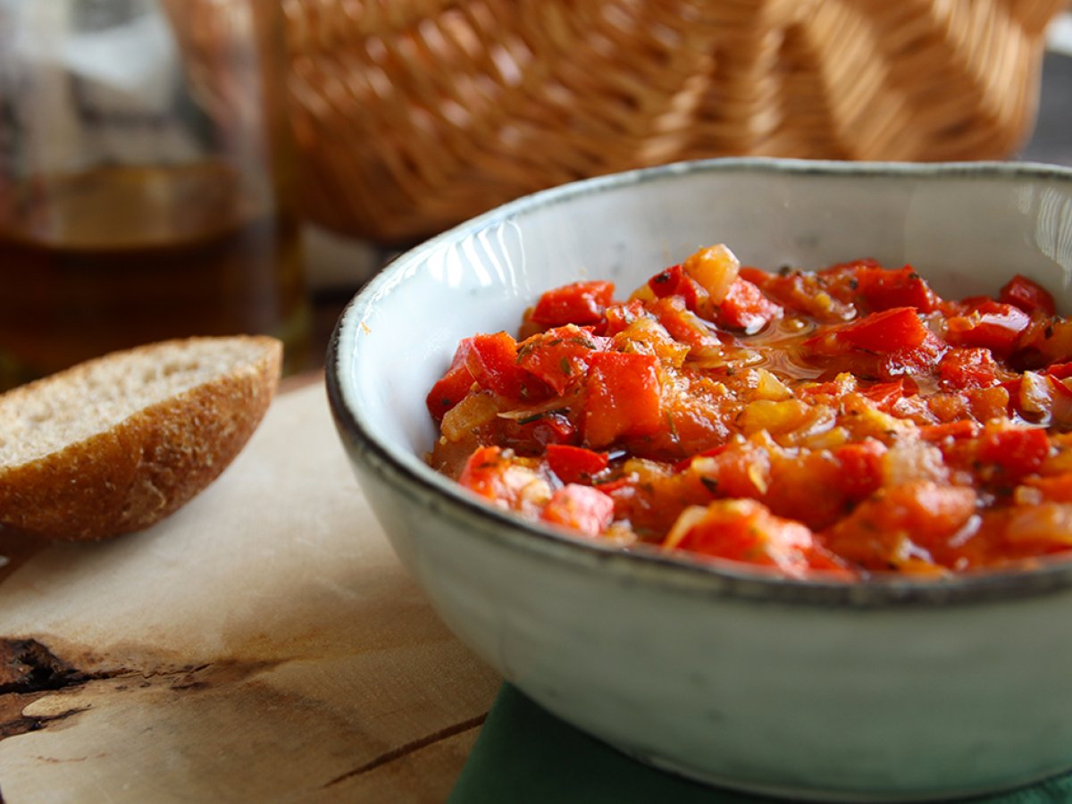 Salsa pomodoro e peperoni: ricetta semplice per condire la pasta