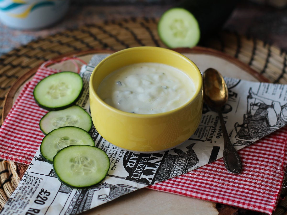 Salsa yogurt greco, cetrioli e cipolla