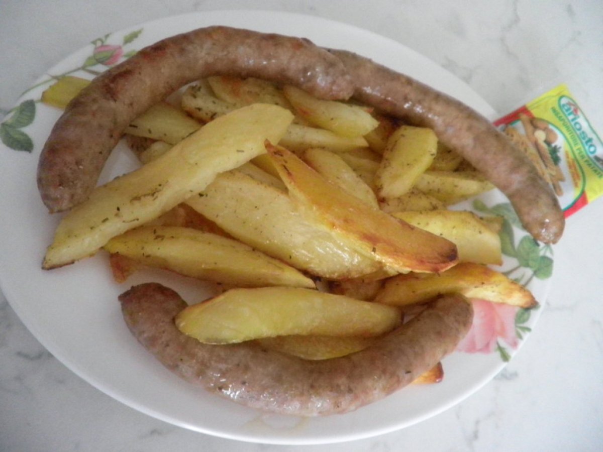 Salsicce di pollo con patate aromatizzate al forno - Ricetta Petitchef