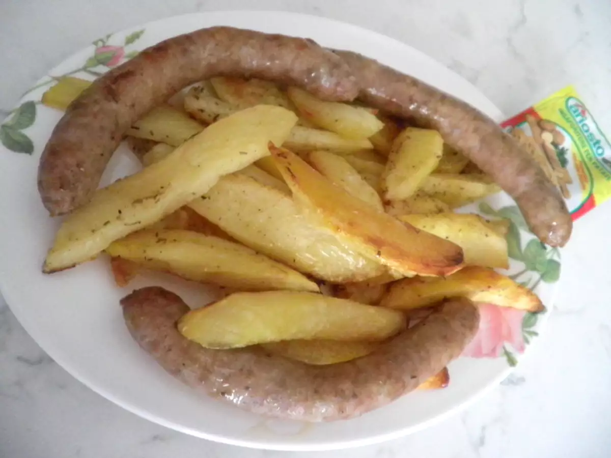 Salsicce di pollo con patate aromatizzate al forno - foto 2