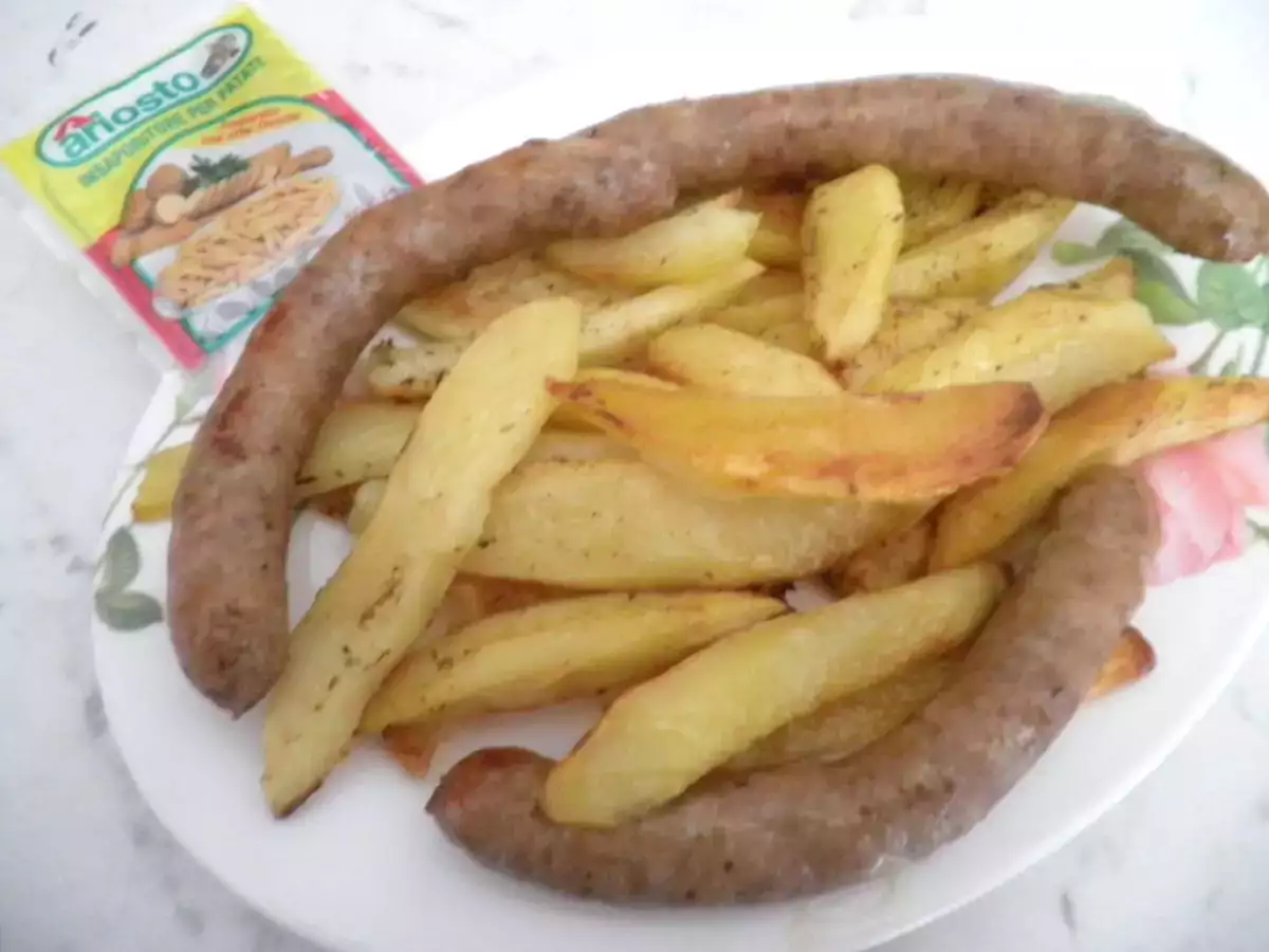 Salsicce di pollo con patate aromatizzate al forno - foto 3
