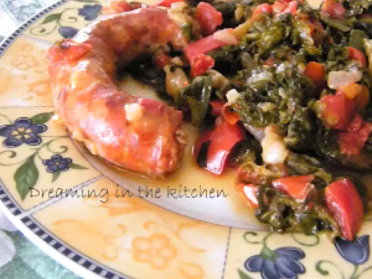 Salsiccia con scarola e pomodori