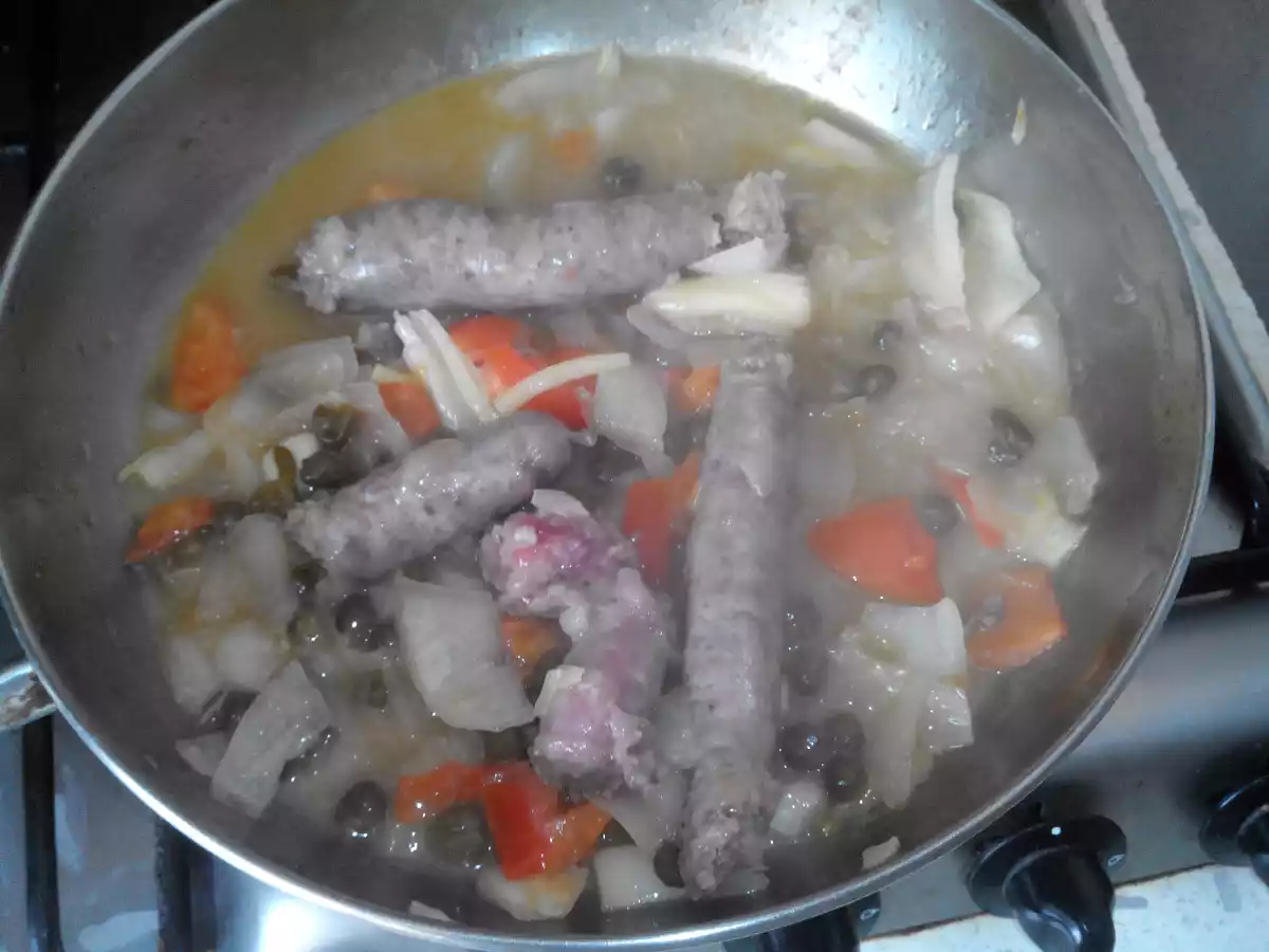 Salsiccia piccante in umido con peperoni