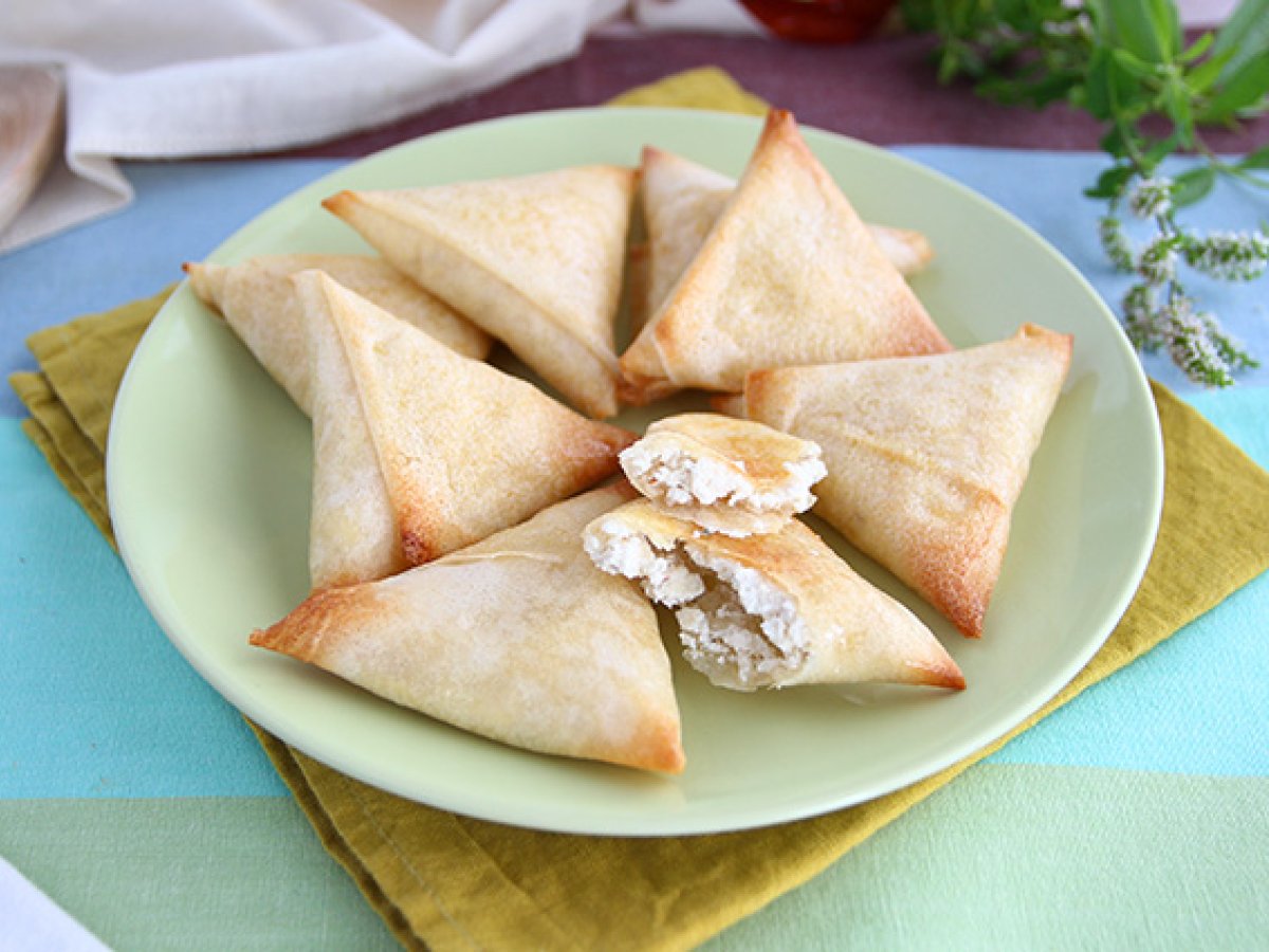 Samosa con formaggio fresco e miele