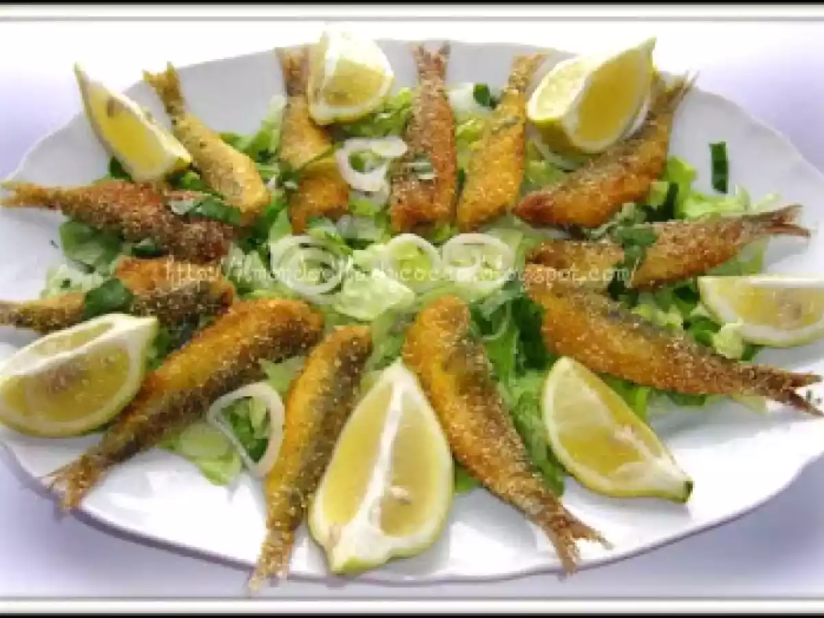 SARDINE FRITTE DELL'AGENTE IMMOBILIARE SU LETTO DI LATTUGA ROMANA