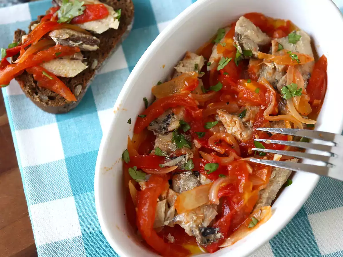 Sardine in scatola marinate con cipolla e pomodoro - foto 2