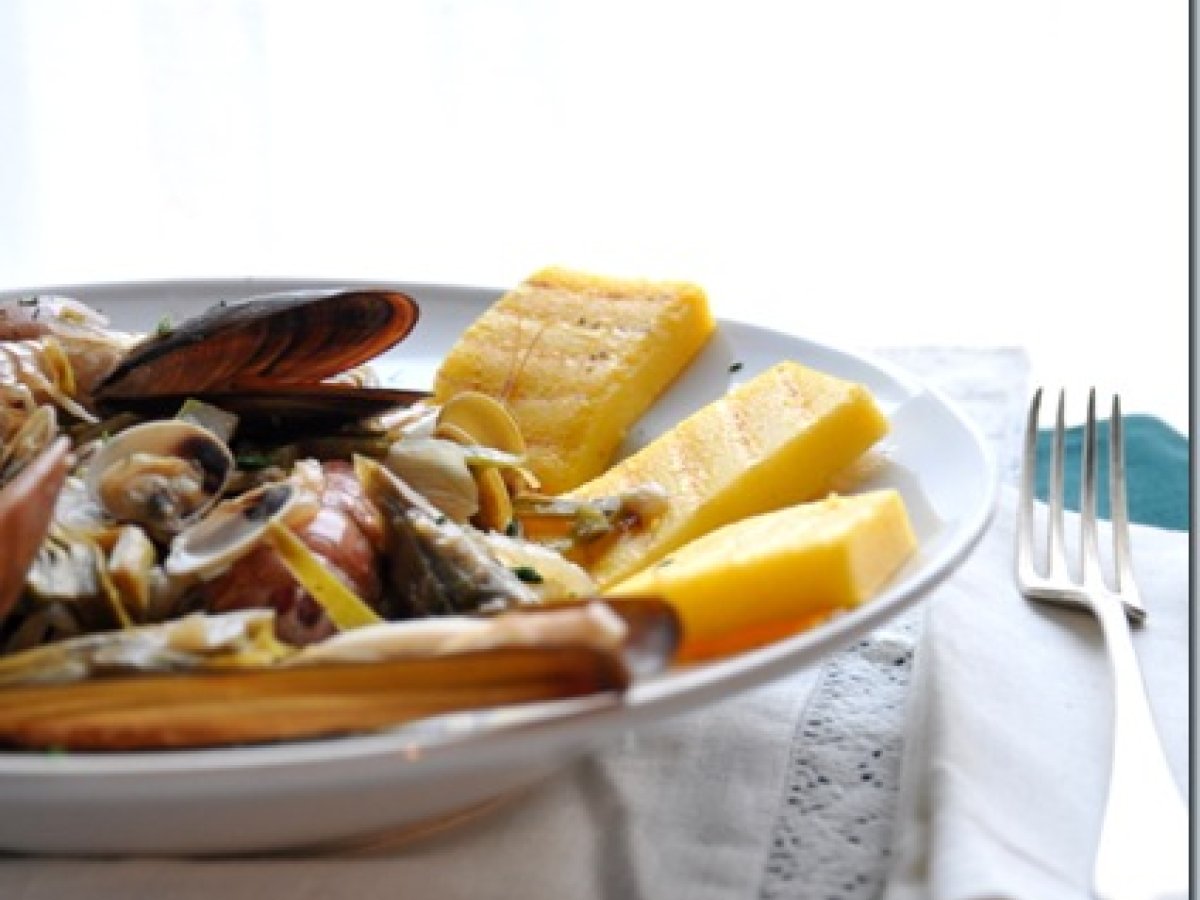 Sauté di molluschi e carciofi su polenta grigliata