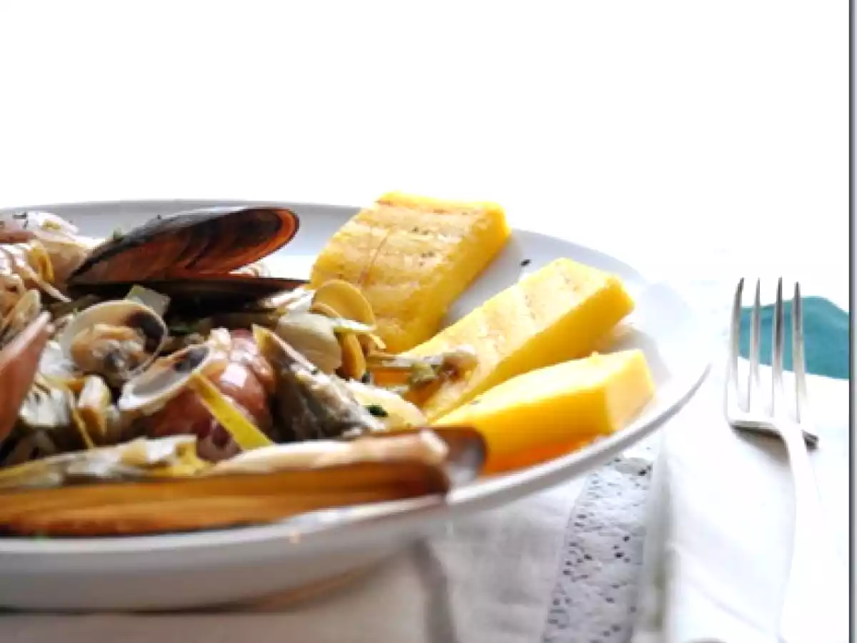 Sauté di molluschi e carciofi su polenta grigliata