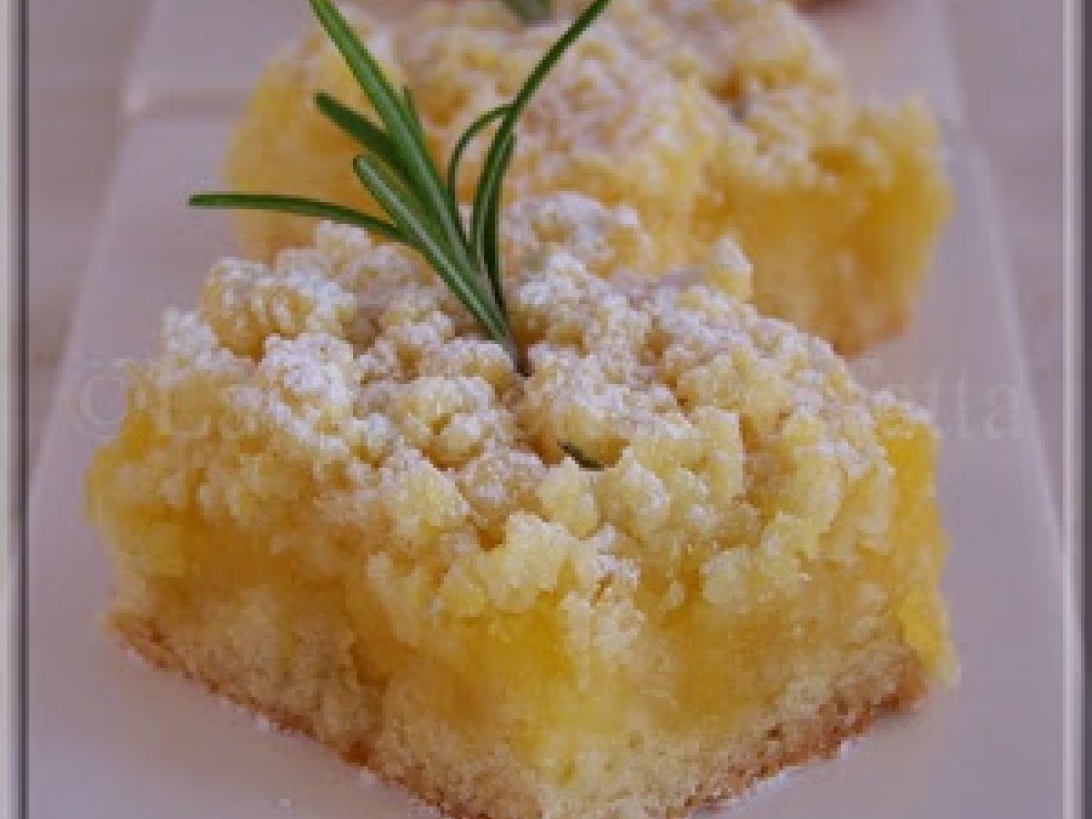 Sbriciolata al limone, limoncello e profumo di rosmarino