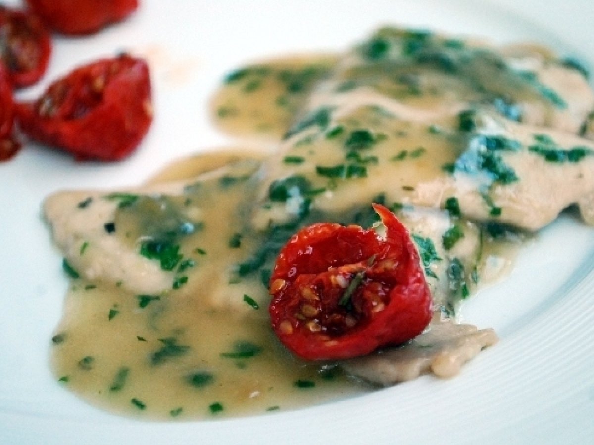 Scaloppine alle erbe aromatiche con pomodori confit