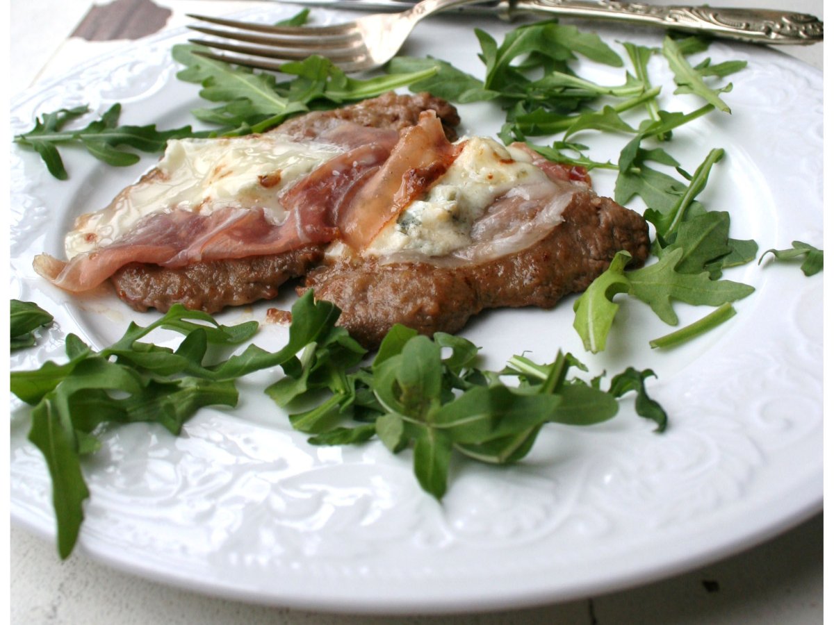 Scaloppine con speck e gorgonzola