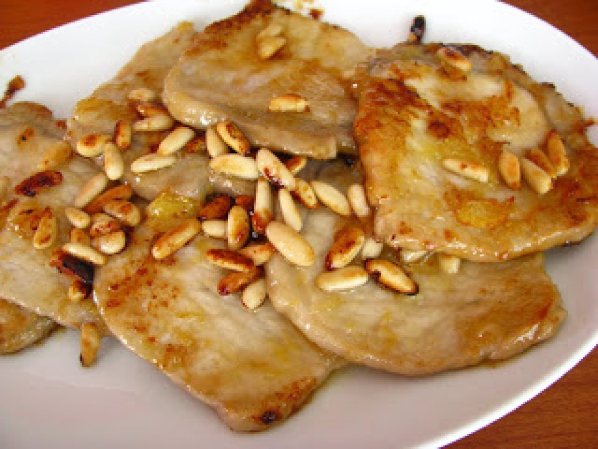 Scaloppine di lonza caramellate con limone e pinoli
