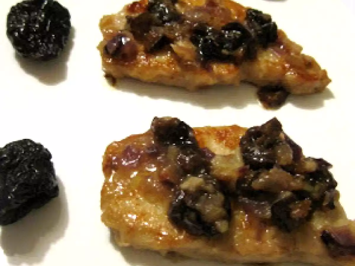 Scaloppine di maiale con cipolle rosse e prugne