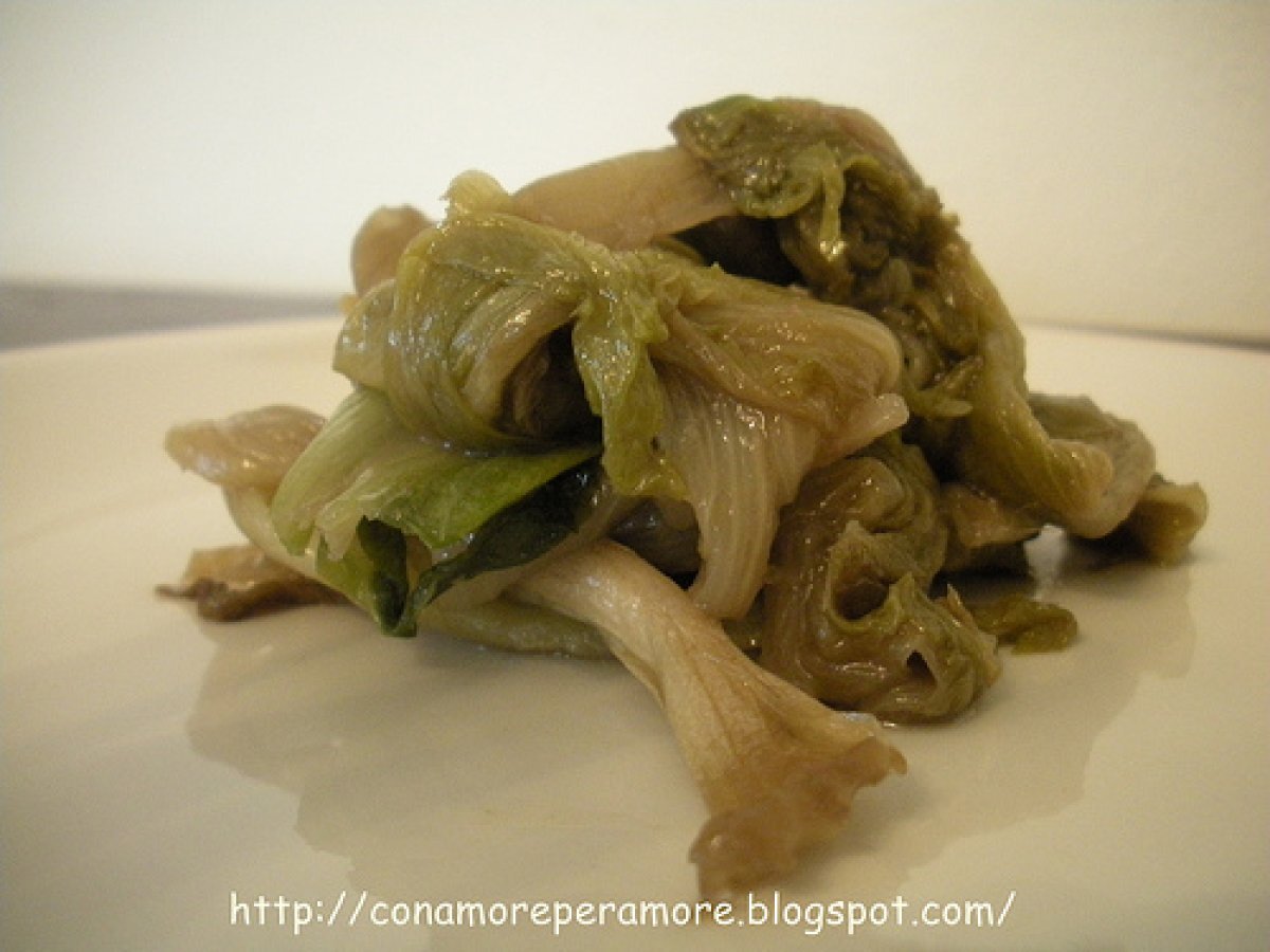 SCAROLA CON ACCIUGHE E CAPPERI