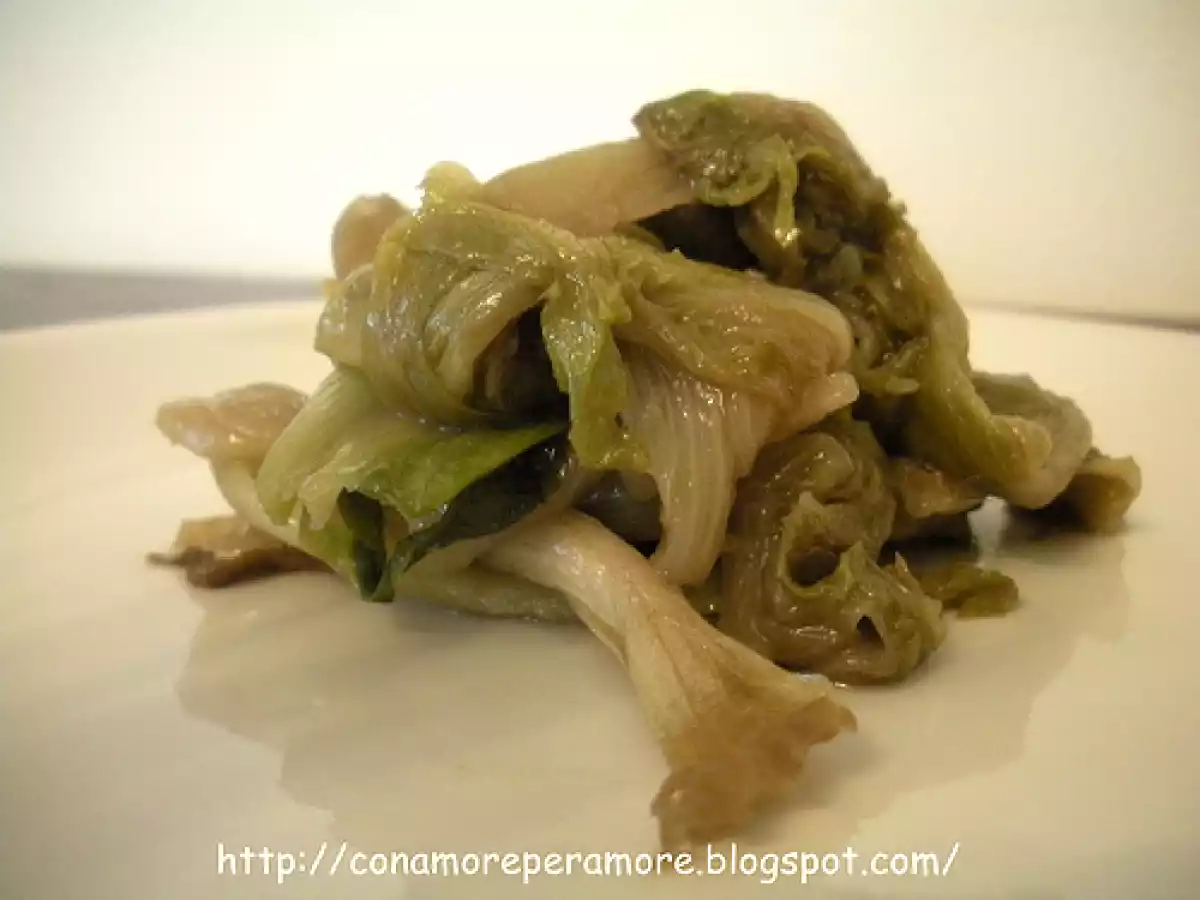 SCAROLA CON ACCIUGHE E CAPPERI