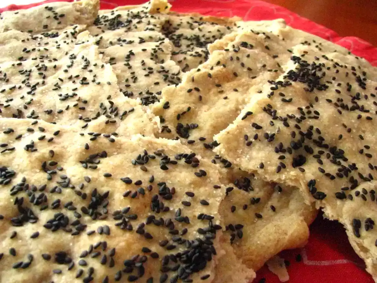 Schiacciata al farro con sesamo nero