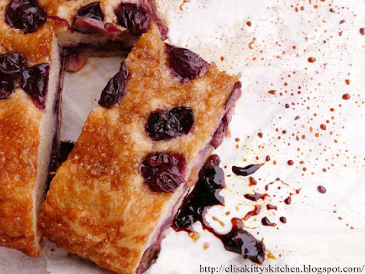 Schiacciata alla cannella con uva fragola