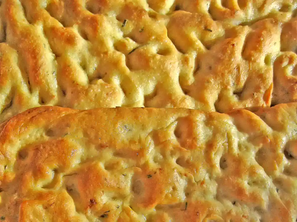 Schiacciata con ciccioli e rosmarino