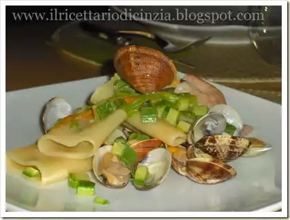 Schiaffoni con gamberi, vongole e zucchine