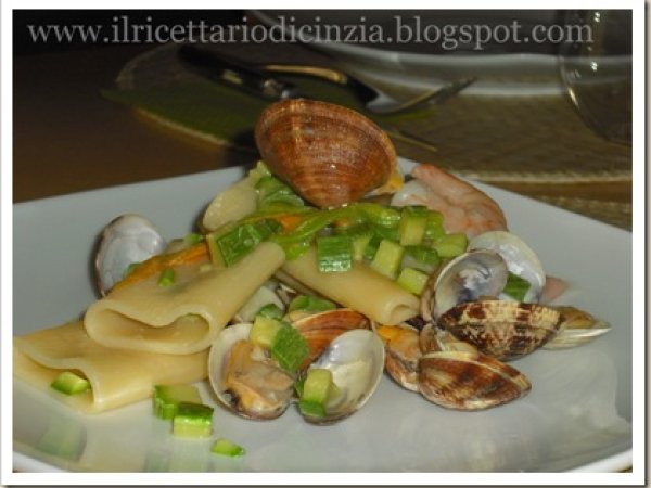 Schiaffoni con gamberi, vongole e zucchine