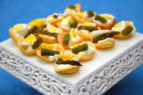 Scodelline con uova di quaglia e asparagi