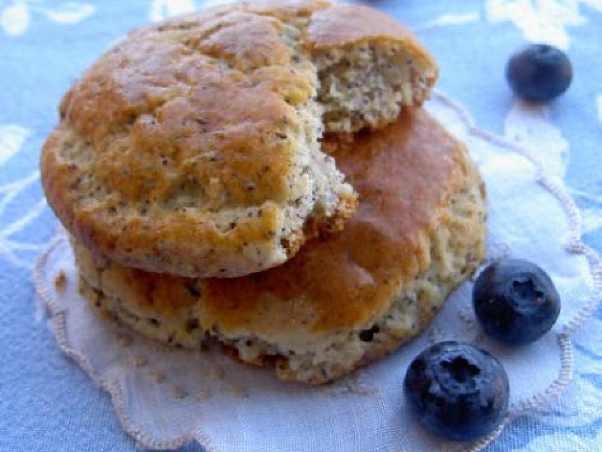 Scones ai semi di papavero con coppa di cioccolato bianco e mirtilli