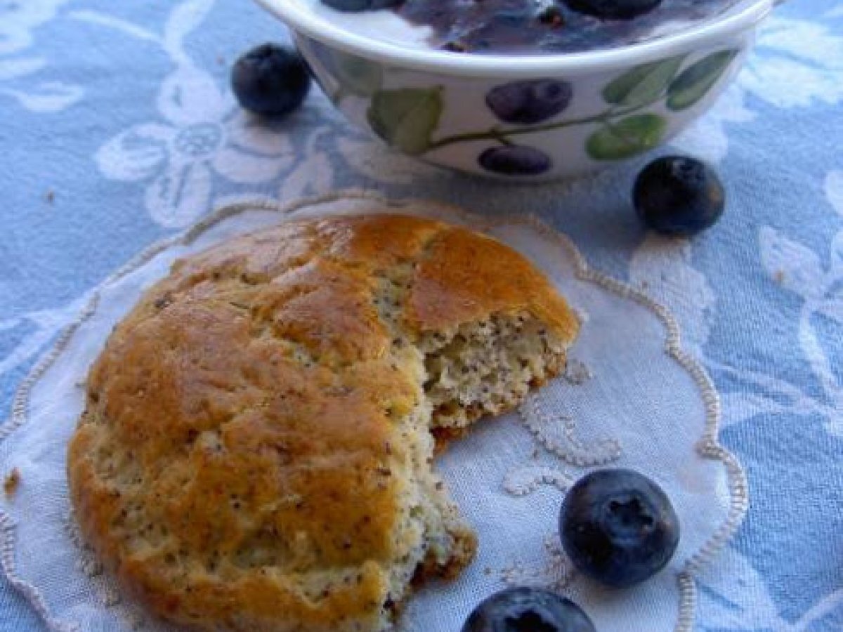 Scones ai semi di papavero con coppa di cioccolato bianco e mirtilli - foto 2