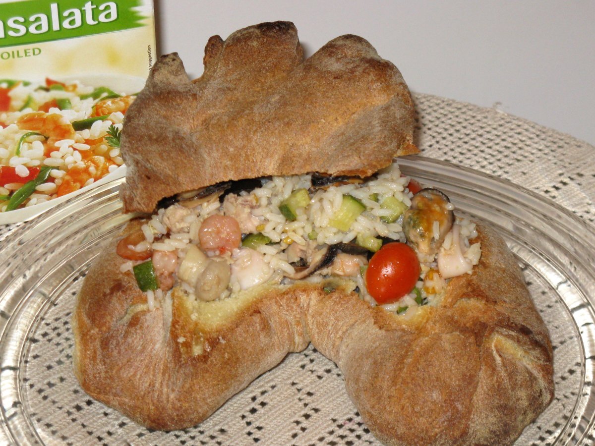 Scrigno di pane ripieno di riso freddo terra e mare