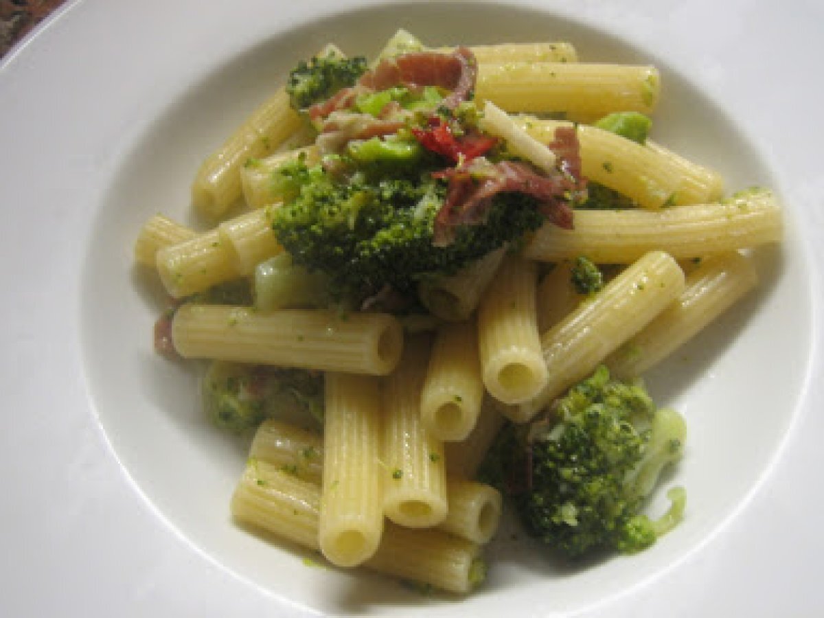 SEDANI RIGATI CON BROCCOLETTI E PANCETTA