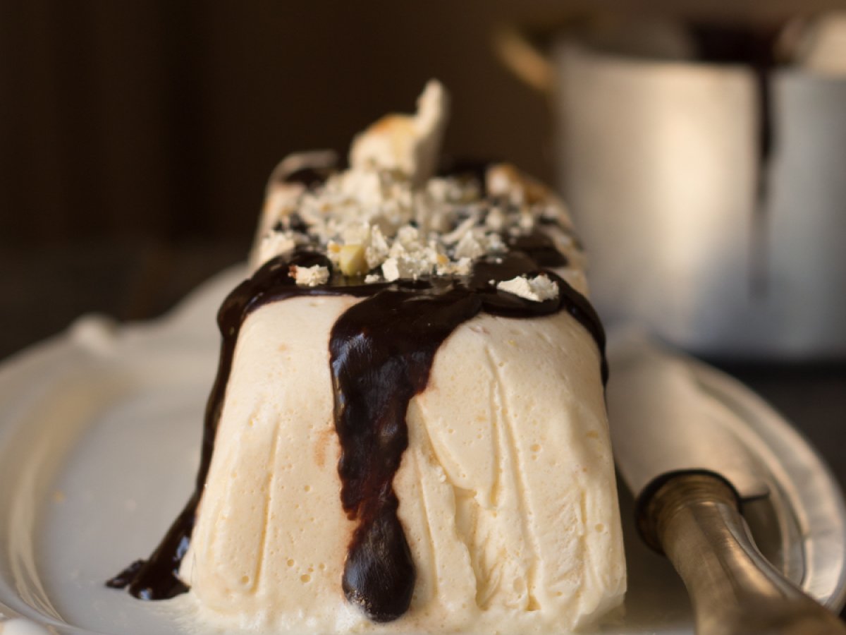 Semifreddo al torrone con cioccolata calda